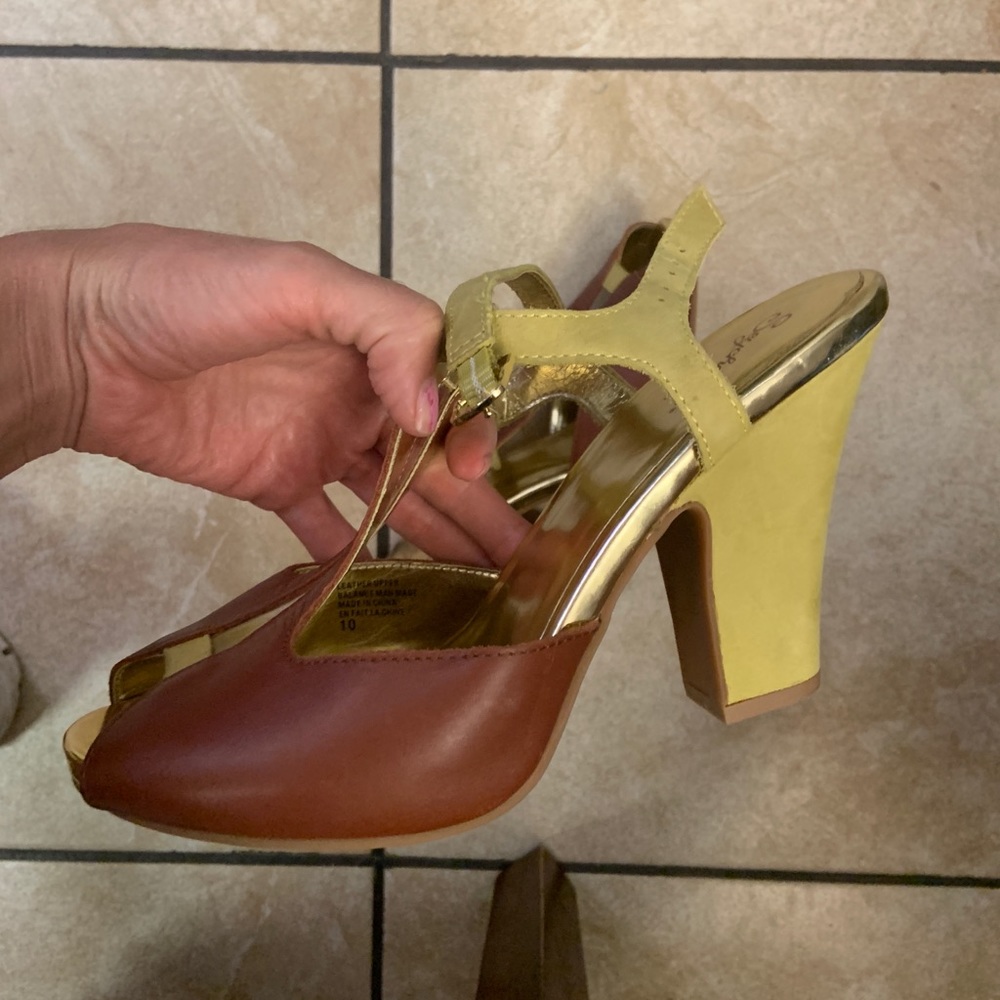 Yellow and brown Seychelles NWOT